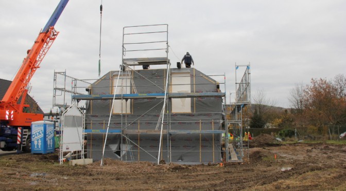 Ein Haus wird aufgebaut